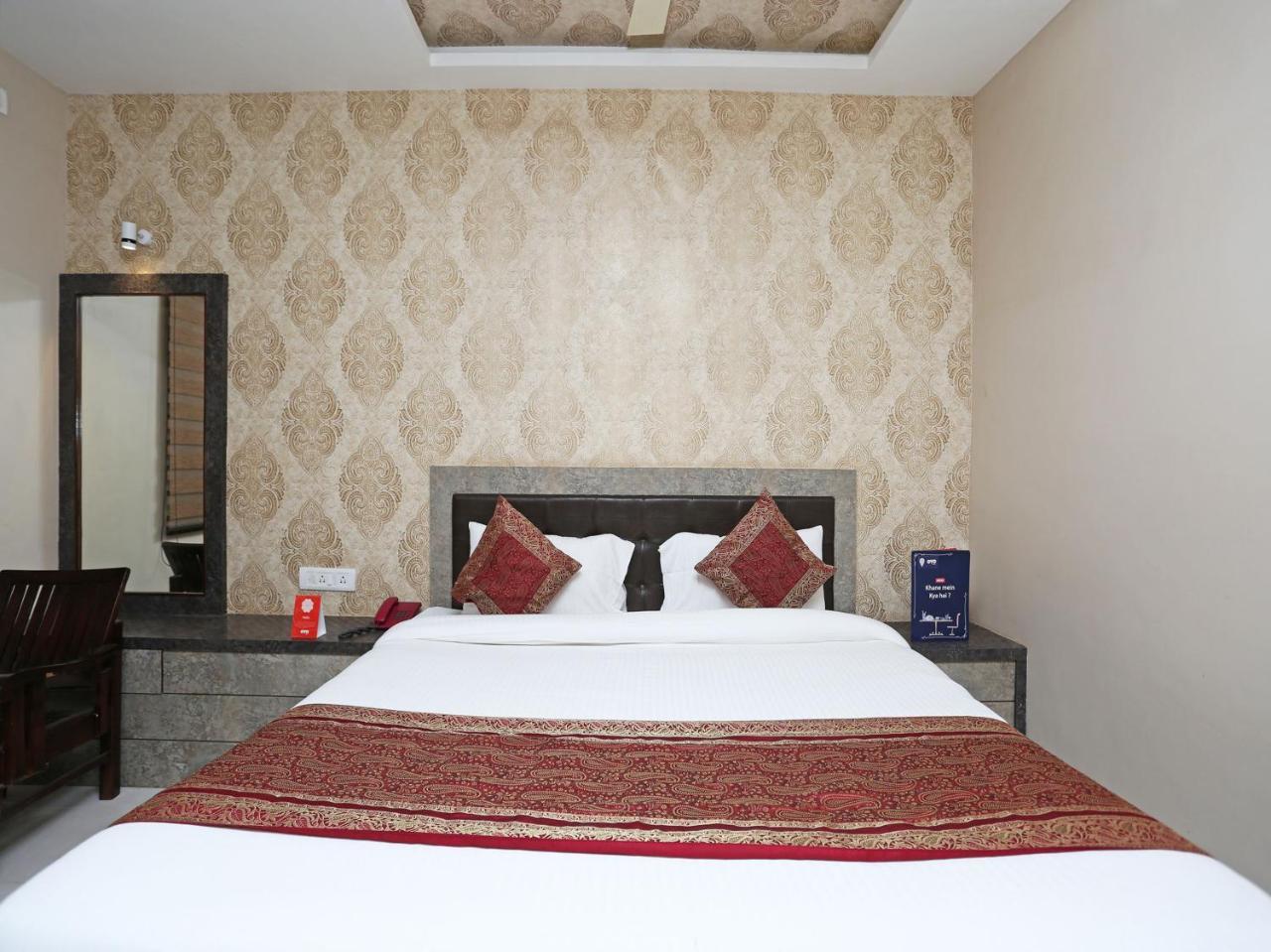 Oyo 10338 Hotel Aadesh Palace Varanasi Exteriör bild