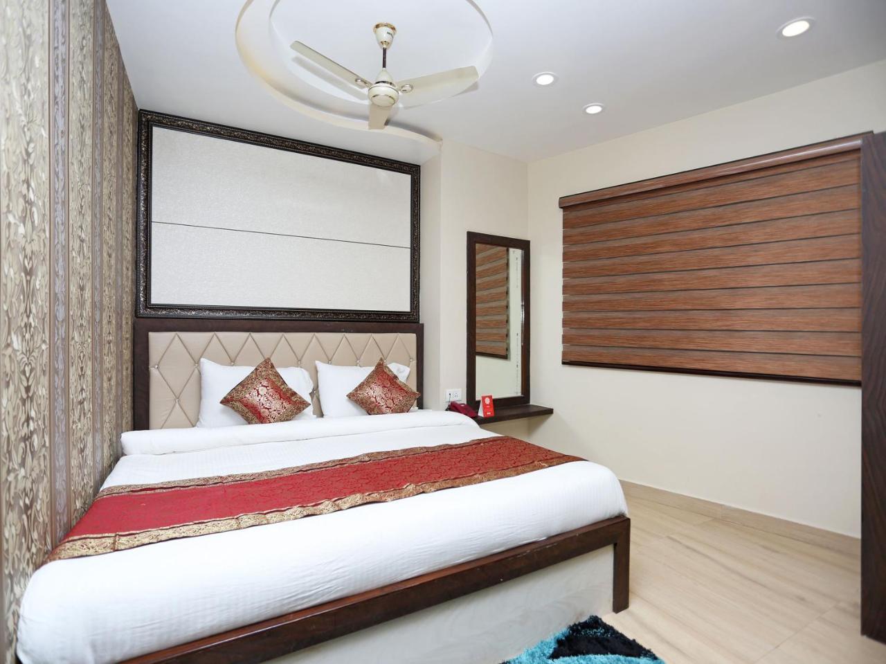 Oyo 10338 Hotel Aadesh Palace Varanasi Exteriör bild
