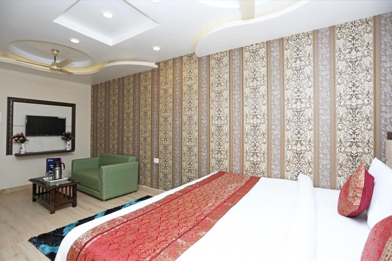 Oyo 10338 Hotel Aadesh Palace Varanasi Exteriör bild