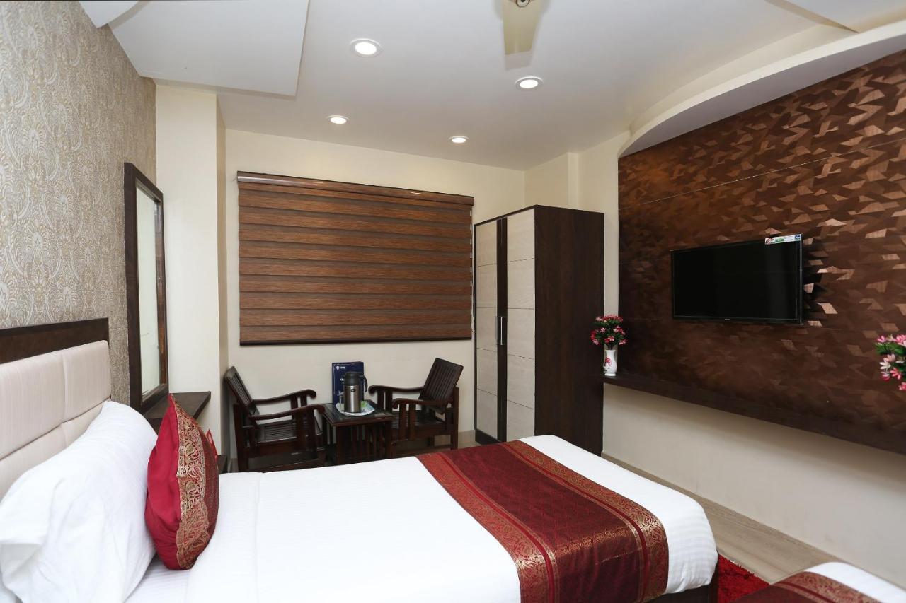 Oyo 10338 Hotel Aadesh Palace Varanasi Exteriör bild