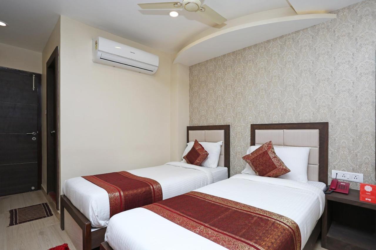 Oyo 10338 Hotel Aadesh Palace Varanasi Exteriör bild