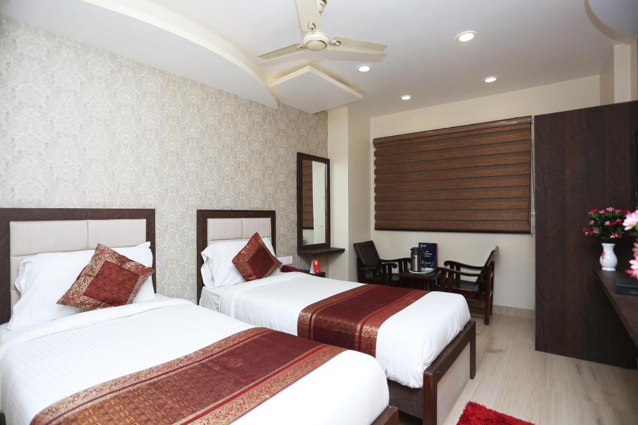 Oyo 10338 Hotel Aadesh Palace Varanasi Exteriör bild